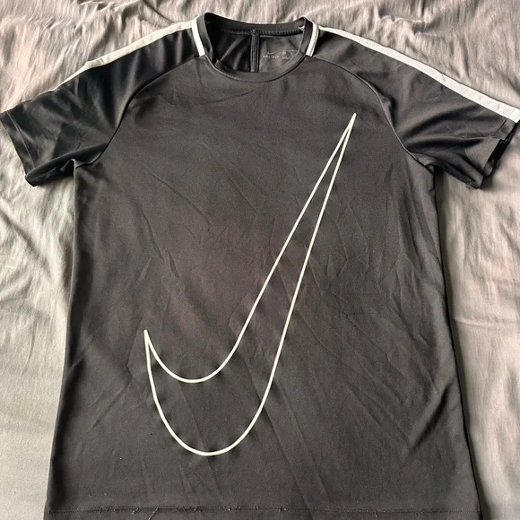 Large Nike shirt bundle - Picture 2 of 11